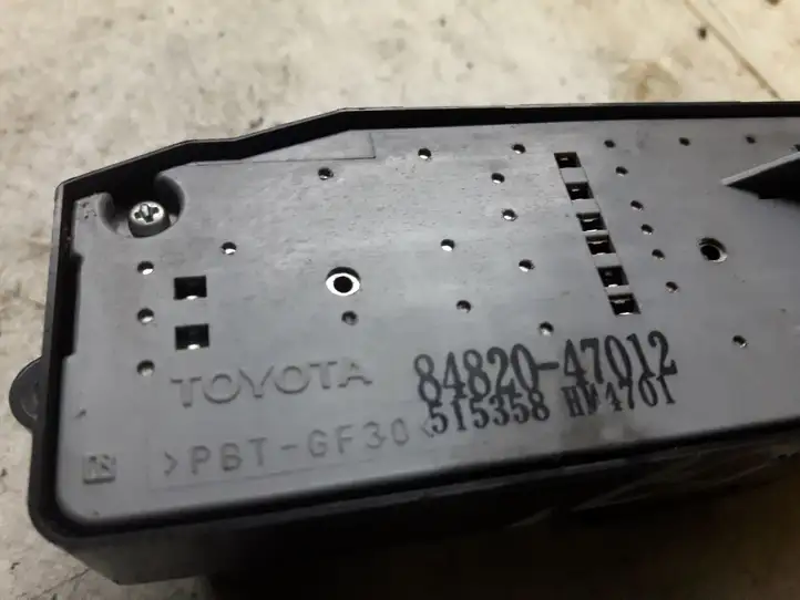 Toyota Prius (XW20) (2003 - 2009) 8482047012 Блок кнопок стеклоподъемников — фото 3