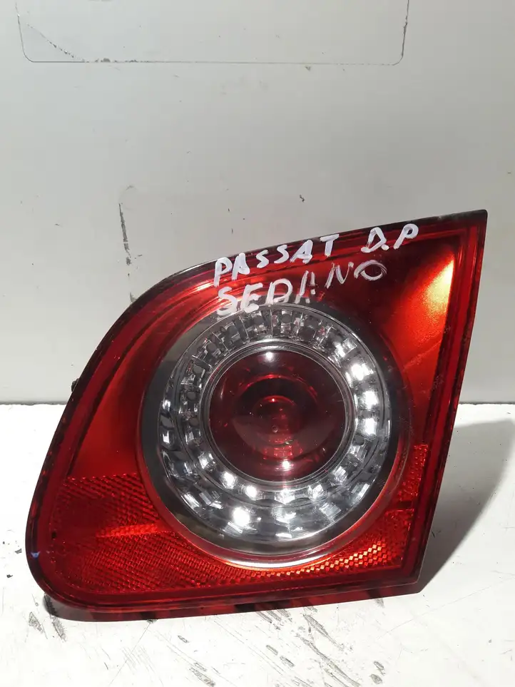 Volkswagen PASSAT B6 (2005 - 2010) Задний фонарь в крышке багажника — фото 1
