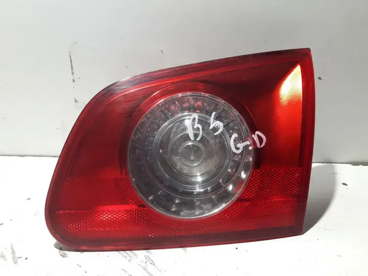 Volkswagen PASSAT B6 (2005 - 2010) Задний фонарь в крышке багажника — фото 1