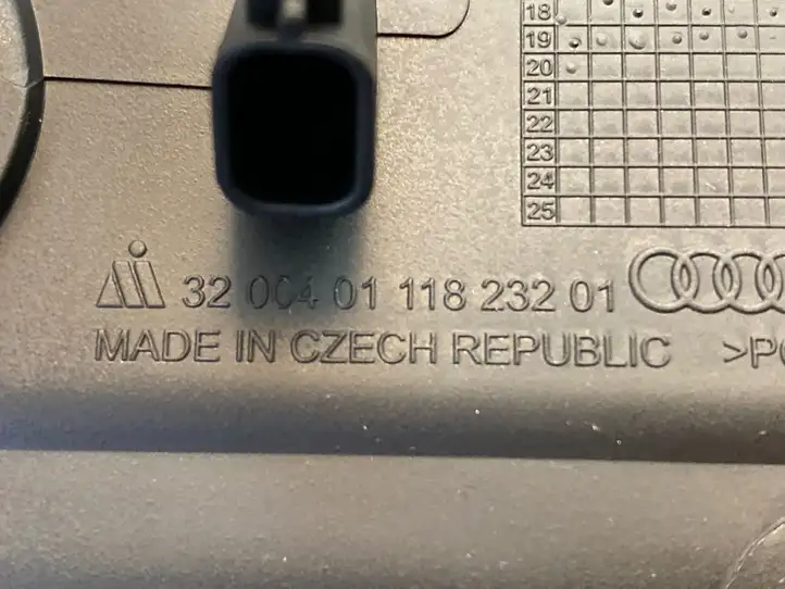 Audi A4 S4 B9 8W (2019 - ) 8W1864131C Накладка переднего прикуривателя — фото 7