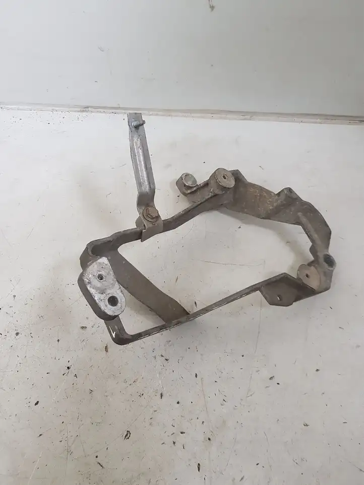 Audi A8 (2005 - 2007)  4E0616869D Кронштейн пневматического воздушного компрессора