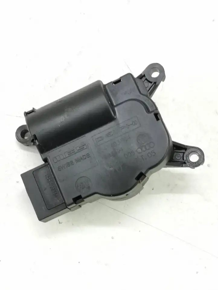 Volkswagen Touareg I (2002 - 2010)  52411483R04 Двигатель задвижки потока воздуха