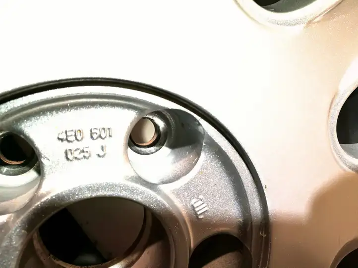 Audi A8 (2002 - 2005)  4E0601025J Обод (ободья) колеса из легкого сплава R 17