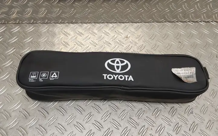 Toyota Auris E180 (2012 - 2018) PZ49S01EA0EU Автомобильная аптечка — фото 1
