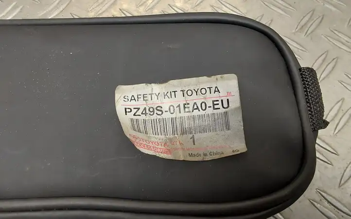 Toyota Auris E180 (2012 - 2018) PZ49S01EA0EU Автомобильная аптечка — фото 2
