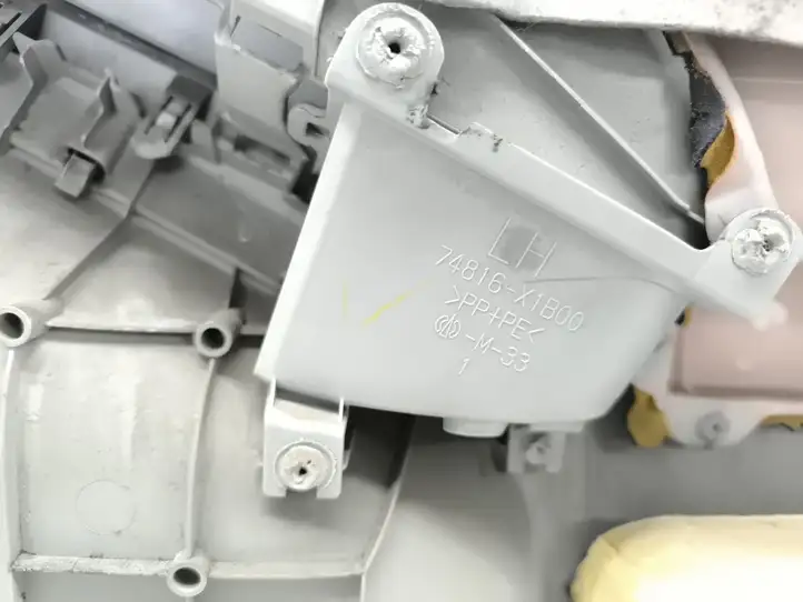 Toyota Prius (XW30) (2009 - 2015) 67618X1B00 Обшивка задней двери — фото 8