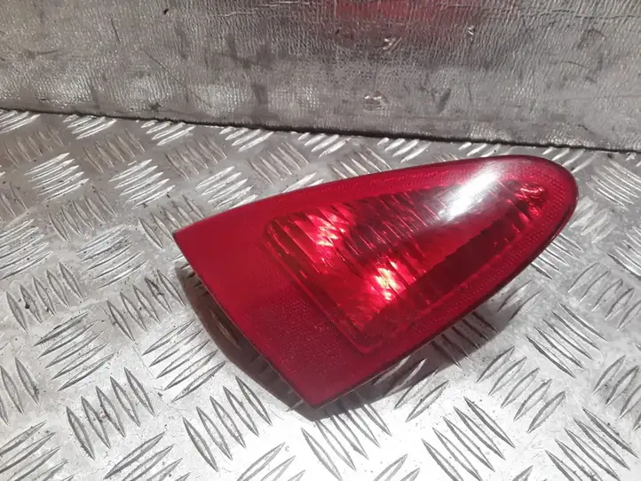 Alfa Romeo 147 (2000 - 2004) 46556346 Задний фонарь в крышке багажника — фото 1