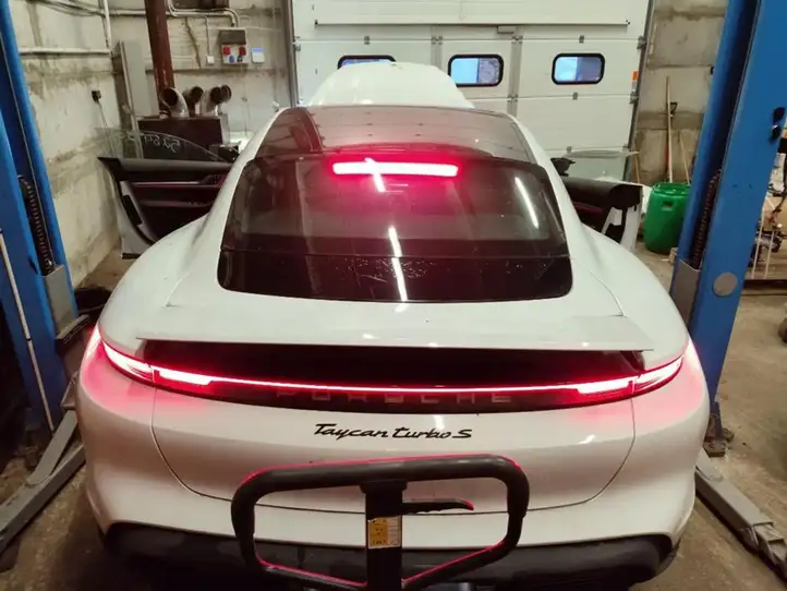 Porsche Taycan 9J1 (2019 - ) 9J1945087 Дополнительный стоп фонарь — фото 2