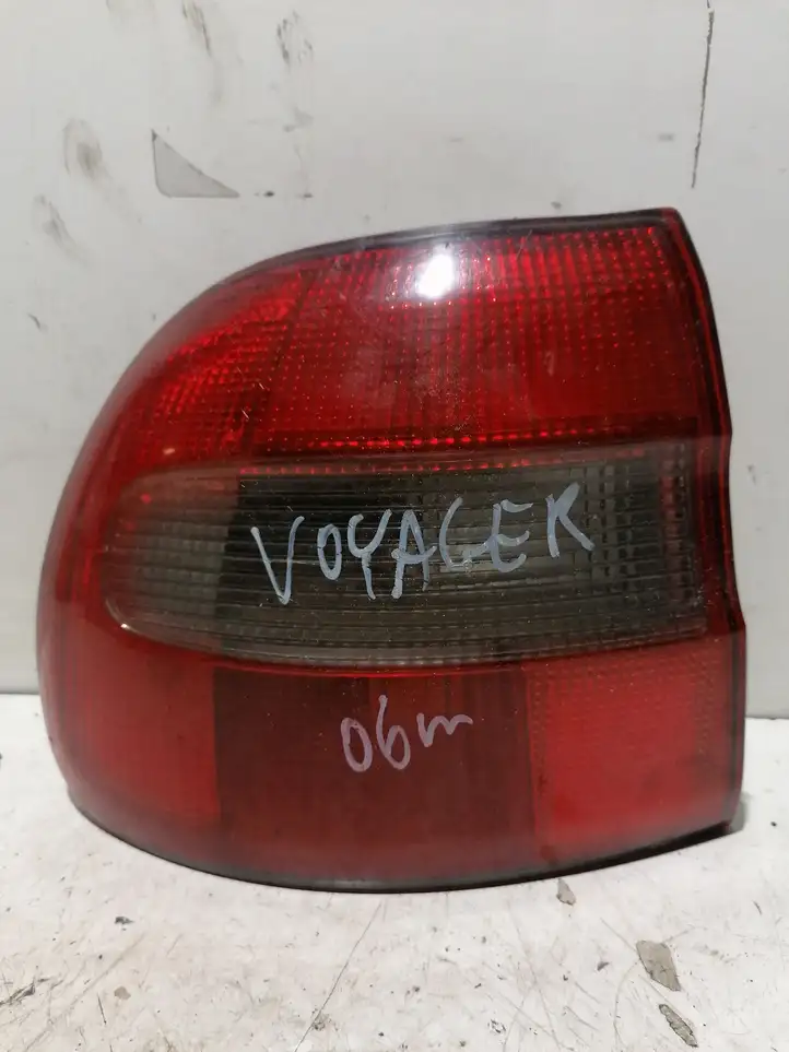 Chrysler Voyager (2001 - 2004) Задний фонарь в кузове — фото 1