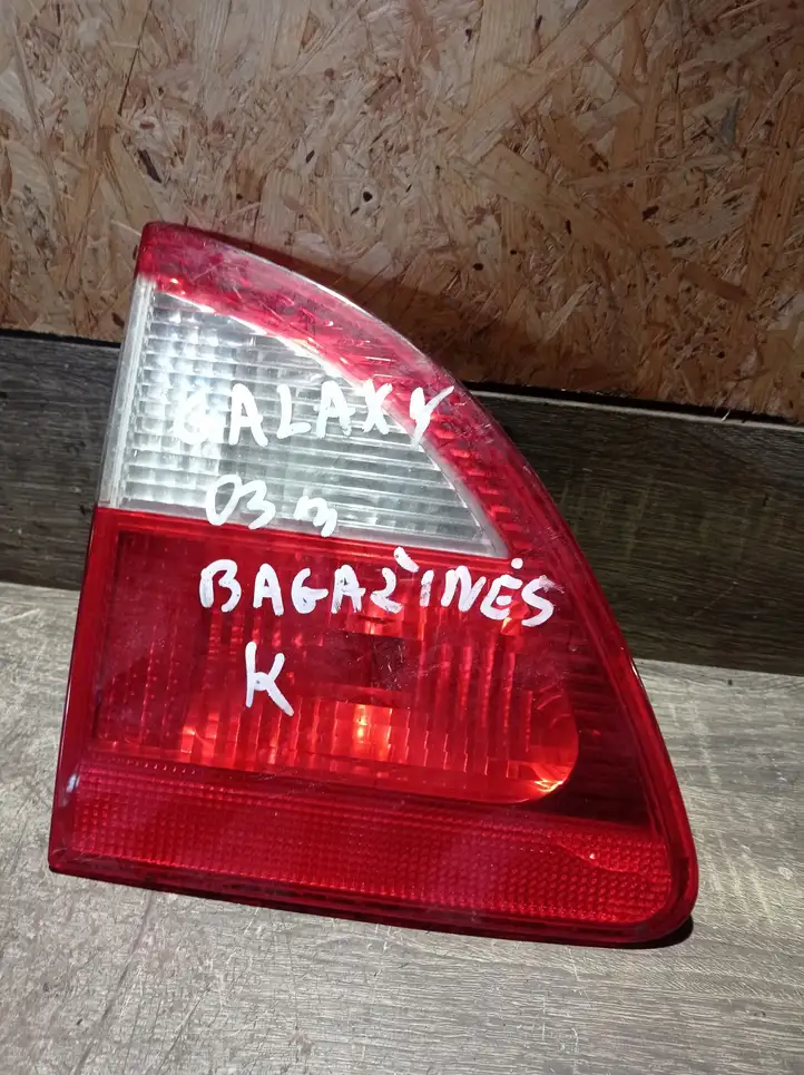 Ford Galaxy (2006 - 2010) Задний фонарь в крышке багажника — фото 1