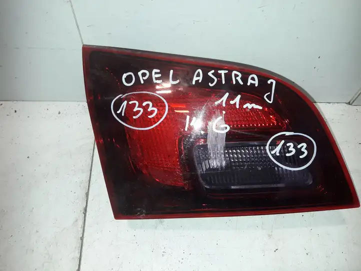 Opel Astra J (2009 - 2012) 13282246 Задний фонарь в крышке багажника — фото 1