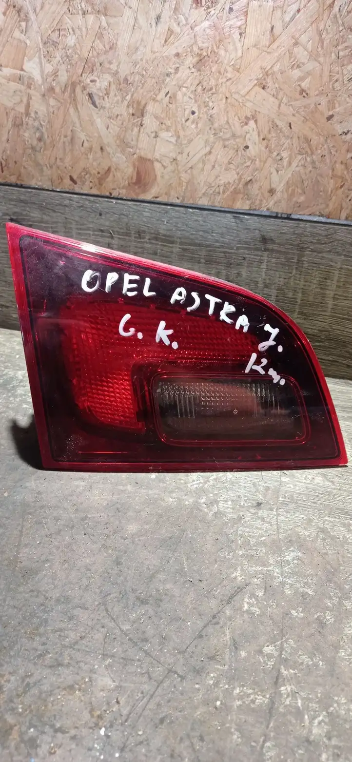 Opel Astra J (2009 - 2012) 13282246 Задний фонарь в крышке багажника — фото 1