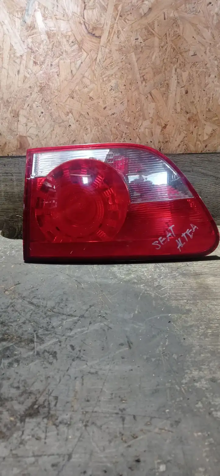 Seat Altea XL (2004 - 2015) 5P8945094E Задний фонарь в крышке багажника — фото 1