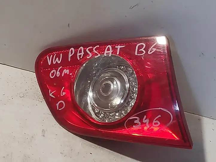 Volkswagen PASSAT B6 (2005 - 2010) Задний фонарь в крышке багажника — фото 1