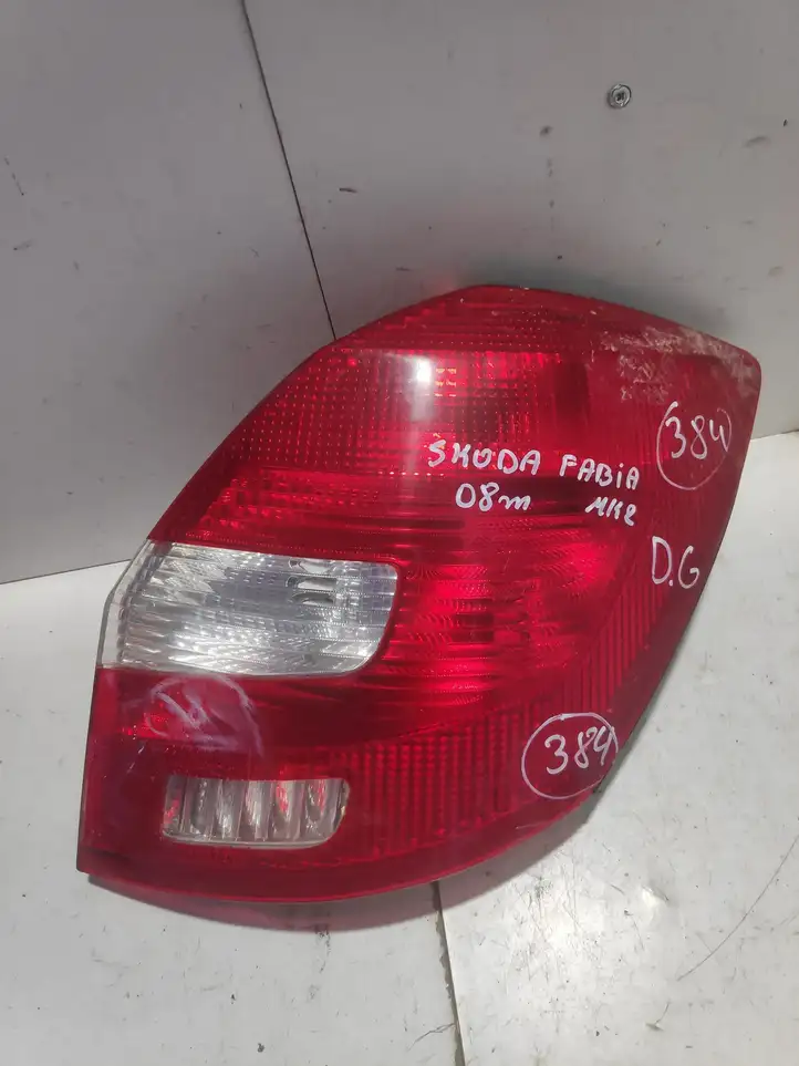 Skoda Fabia Mk2 (5J) (2007 - 2014) ZSB5J6945096 Задний фонарь в кузове — фото 1