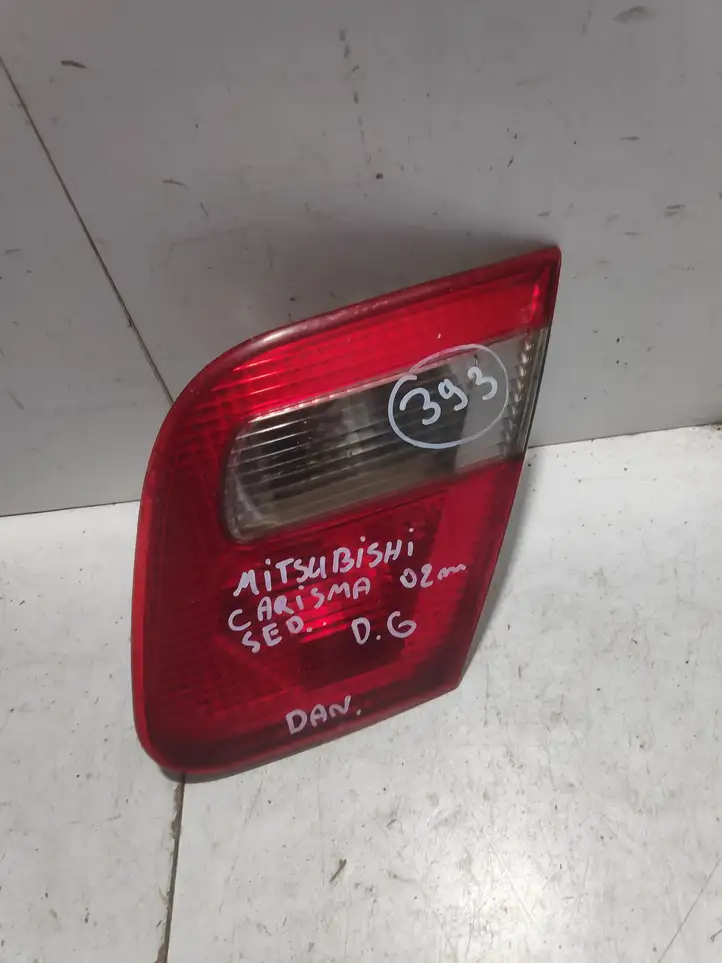 Mitsubishi Carisma (1999 - 2004) 151220 Задний фонарь в крышке багажника — фото 1
