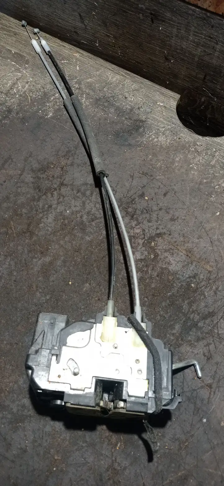 Hyundai i20 (PB PBT) (2008 - 2012) 814201J020 Замок задней двери — фото 3