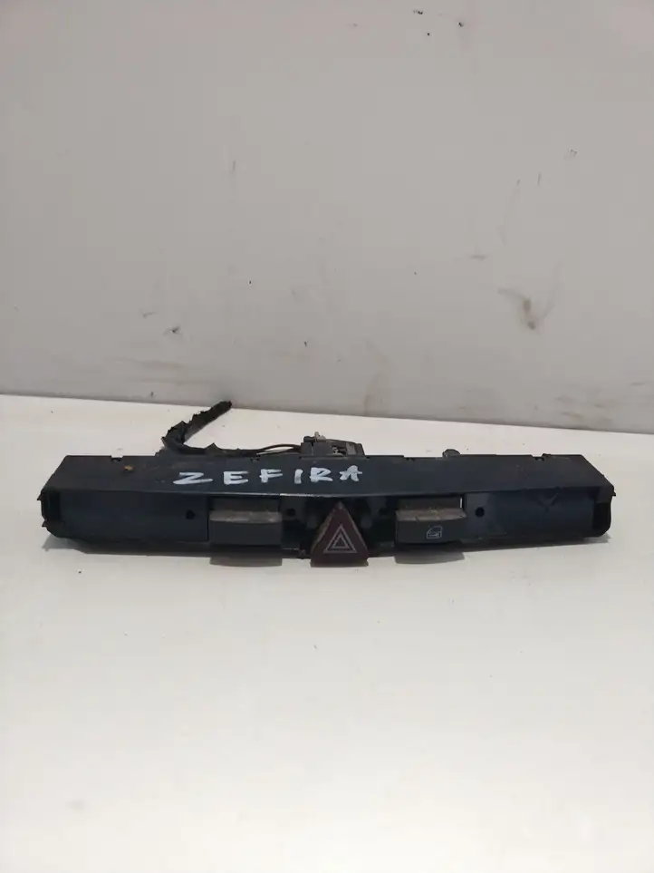 Opel Astra H (2004 - 2009) 660332 Включатель аварийных фонарей — фото 1
