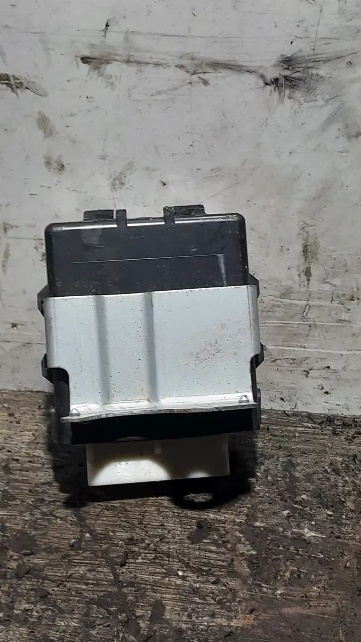Toyota Yaris (2005 - 2009) 8594002040 Реле стеклоочистителей — фото 3