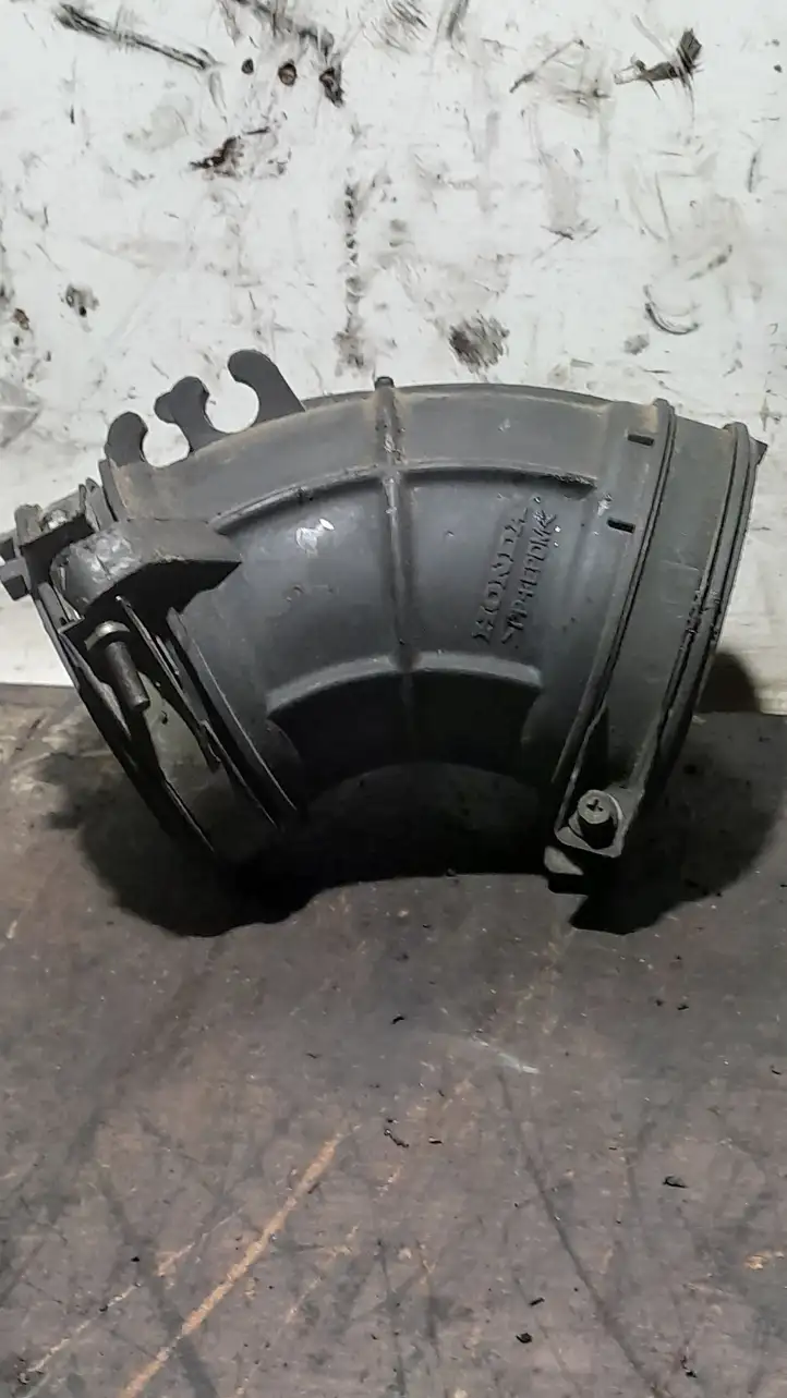 Honda Accord (2003 - 2007) Трубка подачи воздуха — фото 2