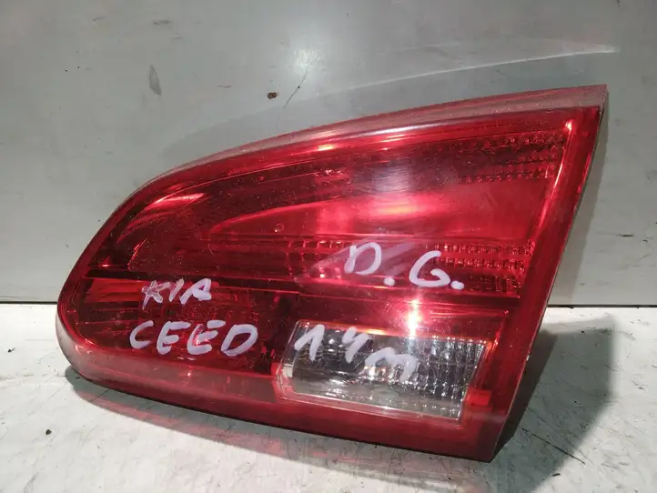 Kia Ceed (2012 - 2015) 92404A20 Задний фонарь в крышке багажника — фото 1