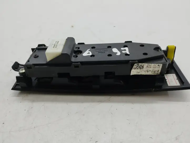 Toyota Corolla Verso AR10 (2004 - 2009) 848200F030 Блок кнопок стеклоподъемников — фото 7