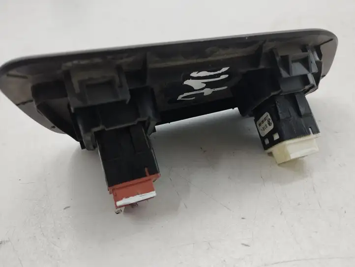 Citroen C5 Aircross (2017 - ) 9820204177 Кнопка закрытия багажника — фото 2