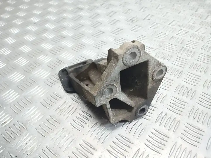 Land Rover Discovery 3 - LR3 (2004 - 2009) KKU500580 Кронштейн двигателя — фото 2