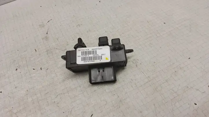 Chrysler Voyager (2004 - 2007) 04685732AC Блок кнопок стеклоподъемников — фото 2