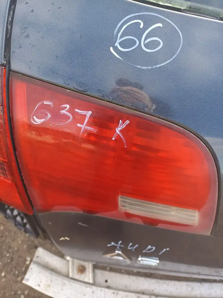 Audi A6 S6 C6 4F (2004 - 2008) Задний фонарь в крышке багажника — фото 1