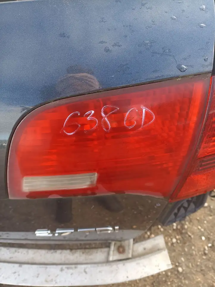 Audi A6 S6 C6 4F (2004 - 2008) Задний фонарь в крышке багажника — фото 1