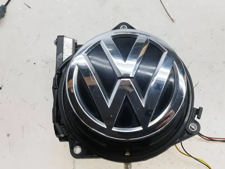 Volkswagen Golf VII (2013 - 2019) 5G0827469E Ручка багажника с камерой — фото 10