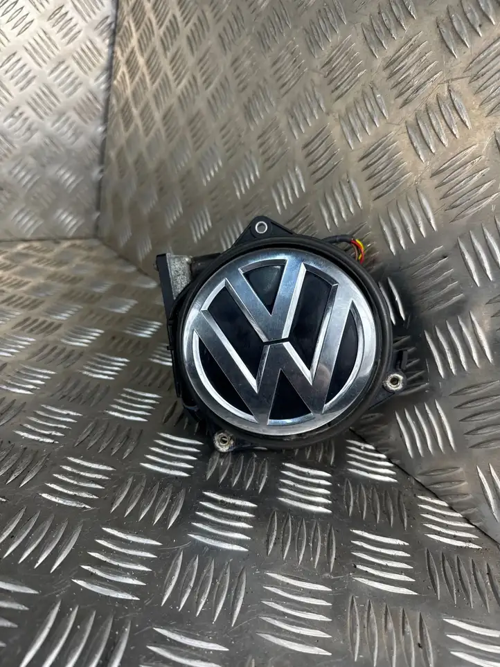 Volkswagen Golf VII (2013 - 2019) 5G9827469F Ручка багажника с камерой — фото 1