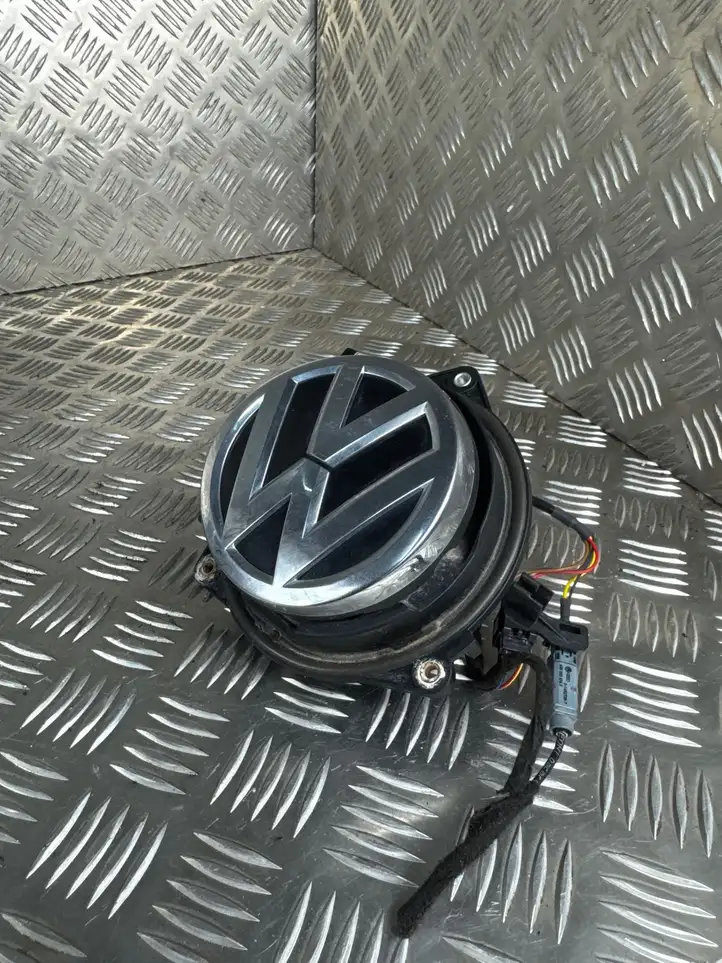 Volkswagen Golf VII (2013 - 2019) 5G9827469F Ручка багажника с камерой — фото 5