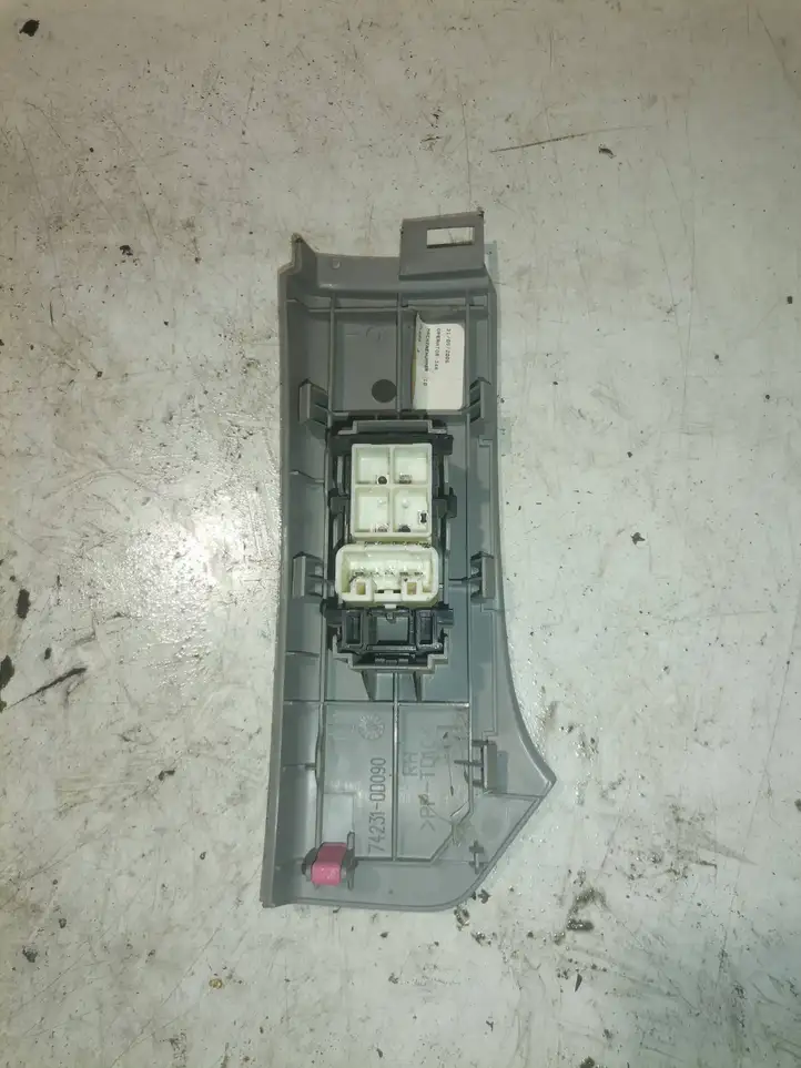 Toyota Yaris (2005 - 2009) 742310D090 Блок кнопок стеклоподъемников — фото 2