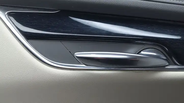 Cadillac XT6 (2019 - ) 84890992 Обшивка задней двери — фото 4