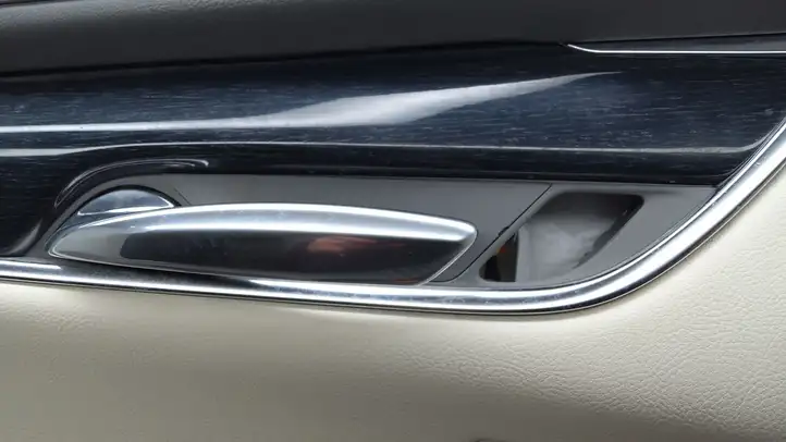 Cadillac XT6 (2019 - ) 84890965 Обшивка передней двери — фото 4