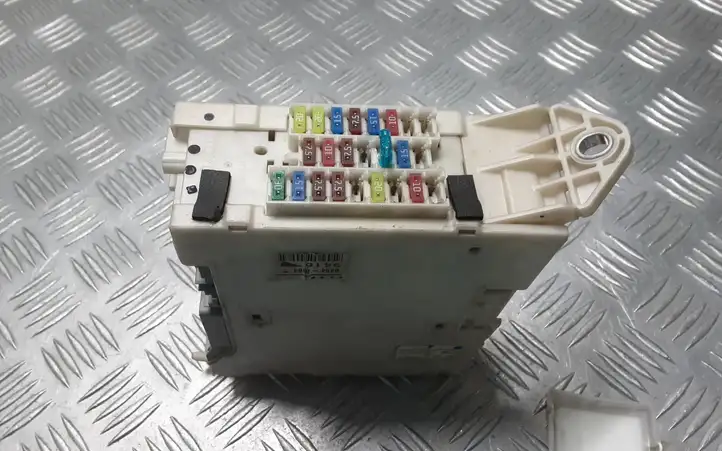 Lexus IS 220D-250-350 (2005 - 2010) 8273053020 Блок предохранителей — фото 4