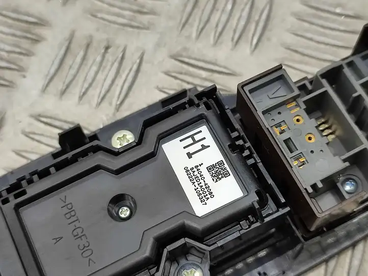 Toyota RAV 4 (XA50) (2018 - ) 8404042080 Кнопка стеклоподъемников — фото 6