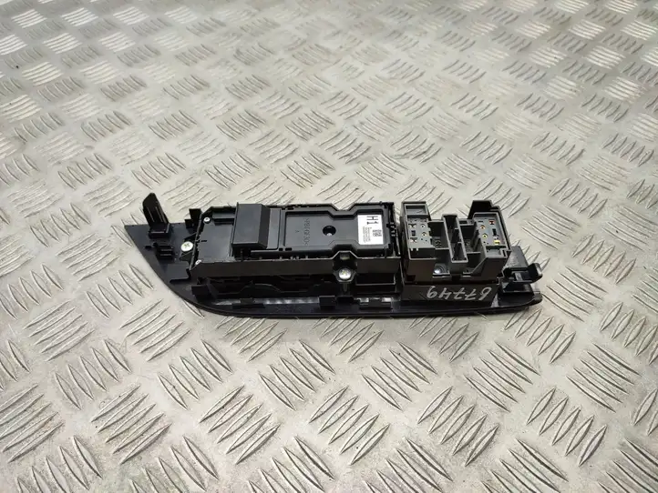 Toyota RAV 4 (XA50) (2018 - ) 8404042080 Кнопка стеклоподъемников — фото 10