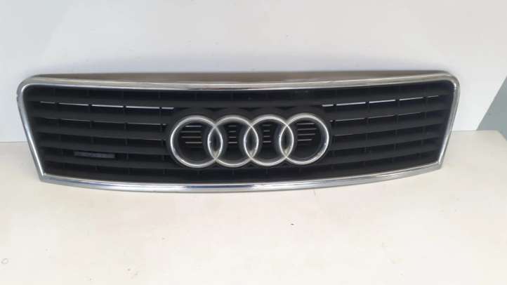 4B0853651F Audi A6 S6 C5 4B Grotelės viršutinės