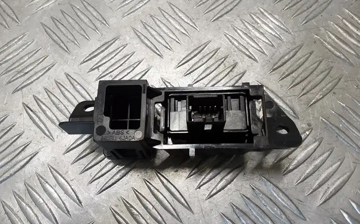 Nissan Navara D23 (2015 - ) 681RU4JA0A Включатель открытия топливного бака — фото 4