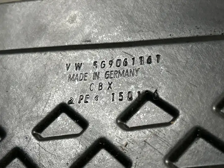 Volkswagen Golf VII (2013 - 2019) 5G9061161 Резиновый коврик багажника — фото 4