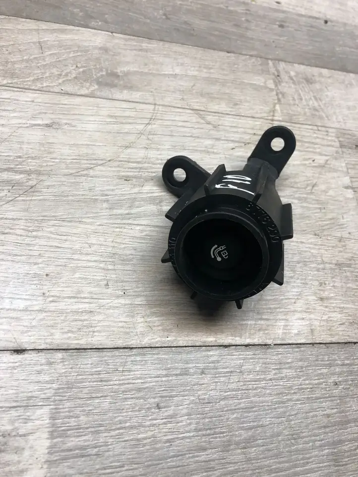 BMW 5 F10 F11 (2009 - 2016) 6942608 Кнопка фаркопа в багажнике — фото 1