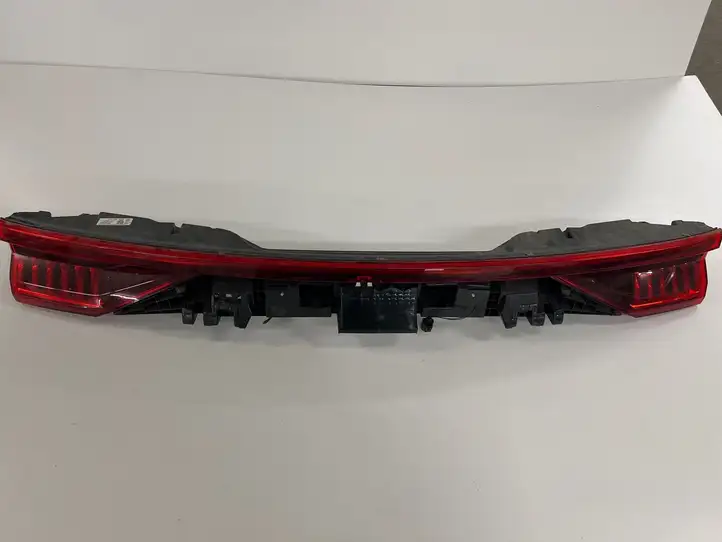 Audi Q8 (2018 - ) 4M8945095Q Задний фонарь в крышке багажника — фото 1
