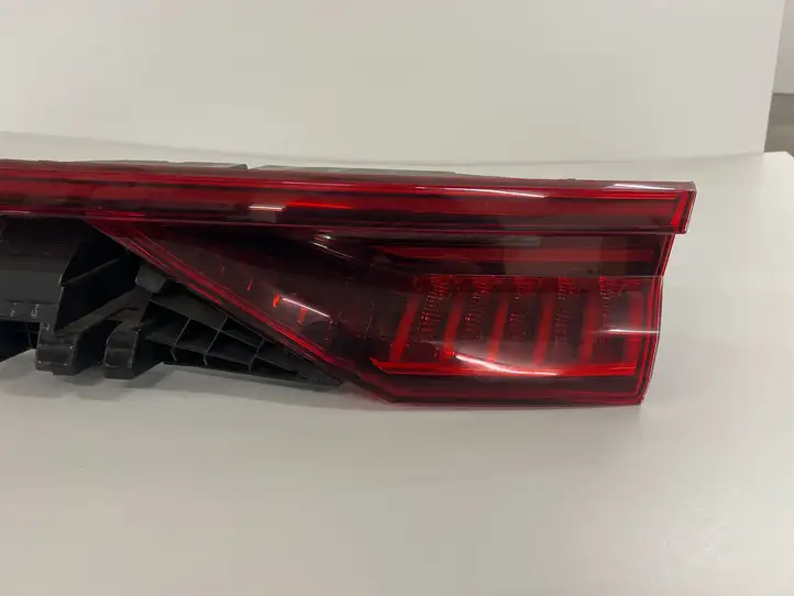 Audi Q8 (2018 - ) 4M8945095Q Задний фонарь в крышке багажника — фото 2