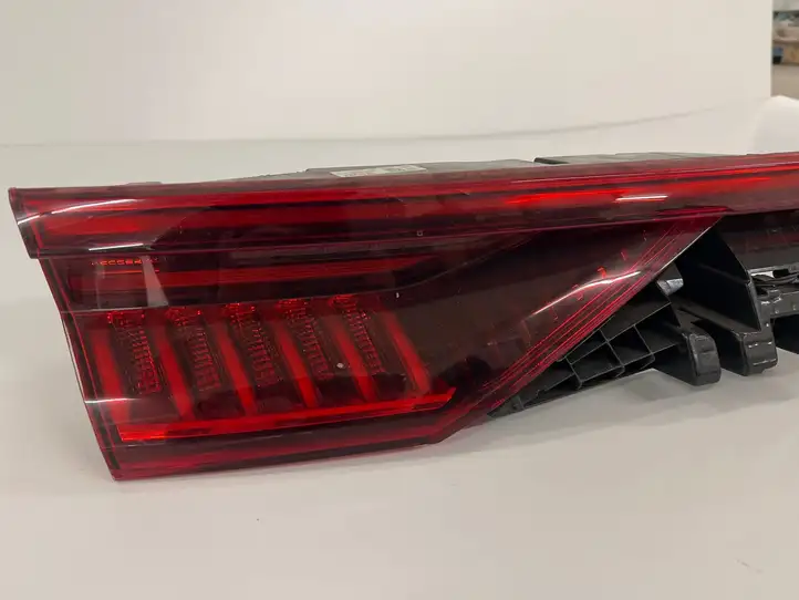 Audi Q8 (2018 - ) 4M8945095Q Задний фонарь в крышке багажника — фото 3