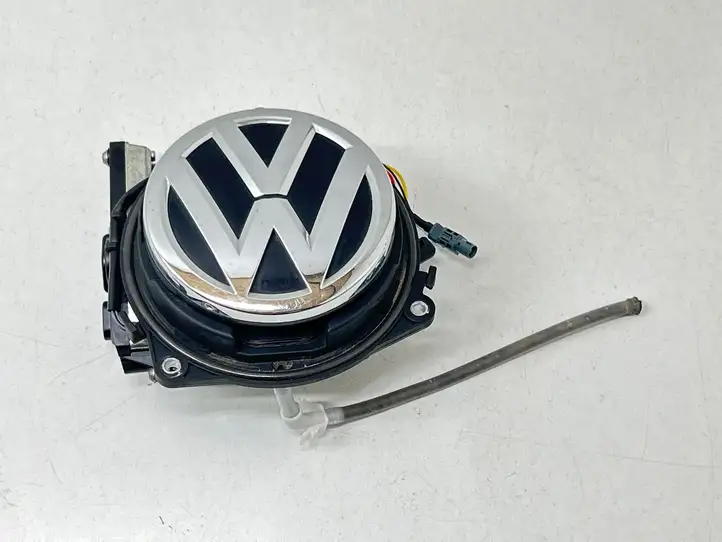 Volkswagen Golf VII (2013 - 2019) 5G9827469F Ручка багажника с камерой — фото 1