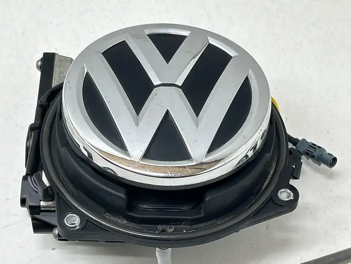 Volkswagen Golf VII (2013 - 2019) 5G9827469F Ручка багажника с камерой — фото 2