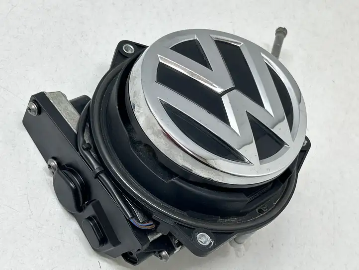 Volkswagen Golf VII (2013 - 2019) 5G9827469F Ручка багажника с камерой — фото 3